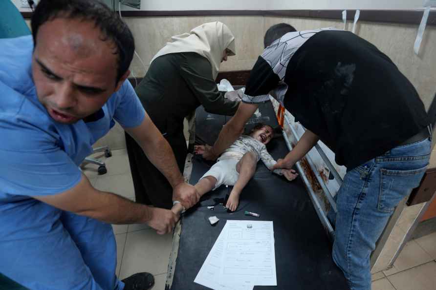 Palestinian child wounded in the Israeli bombardment