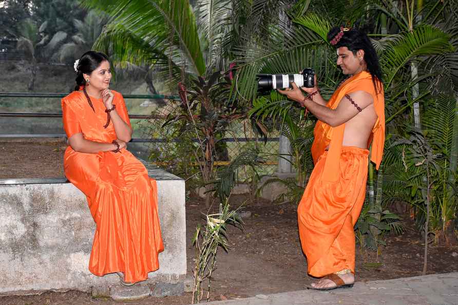 Artists pose during photo workshop
