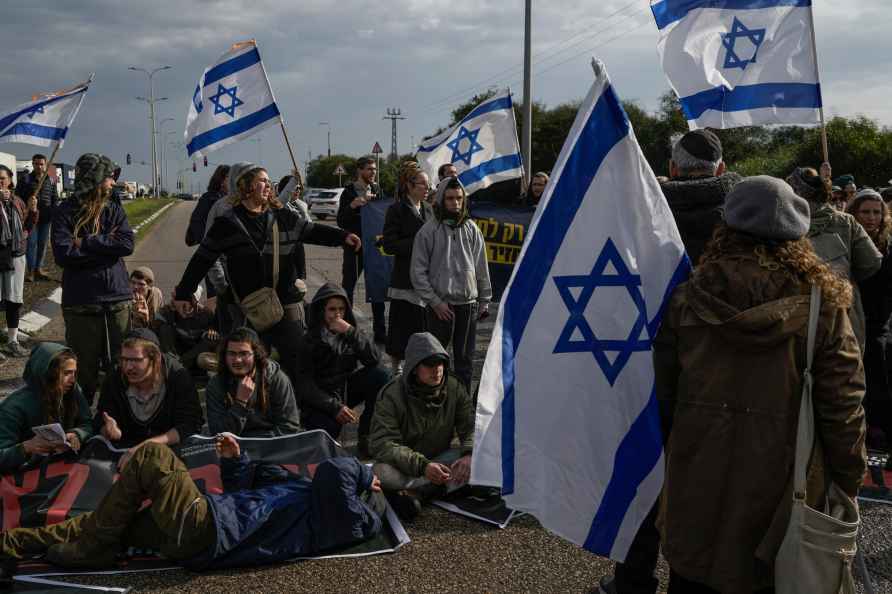 Israeli activists block the exit of Ashdod port
