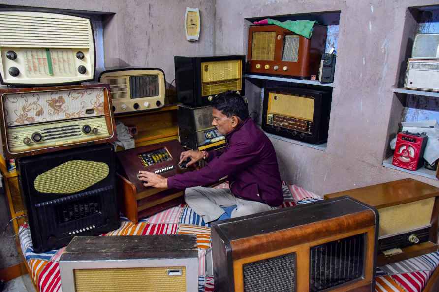Bikaner: Dinesh Mathur shows his collection of vintage radios on...