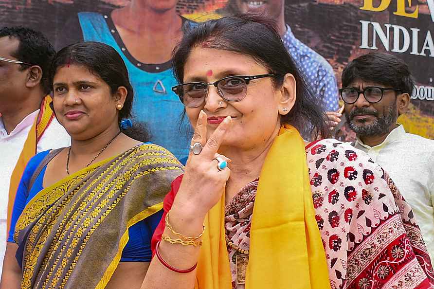 Amrita Roy campaigns for LS polls