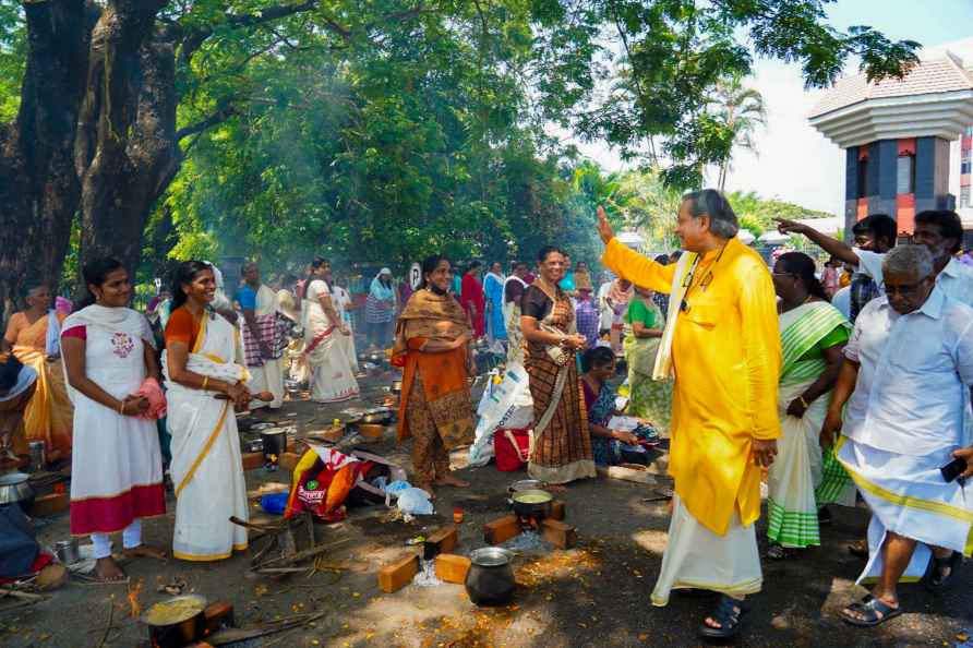 Shashi Tharoor meets devotees offering 'pongala'