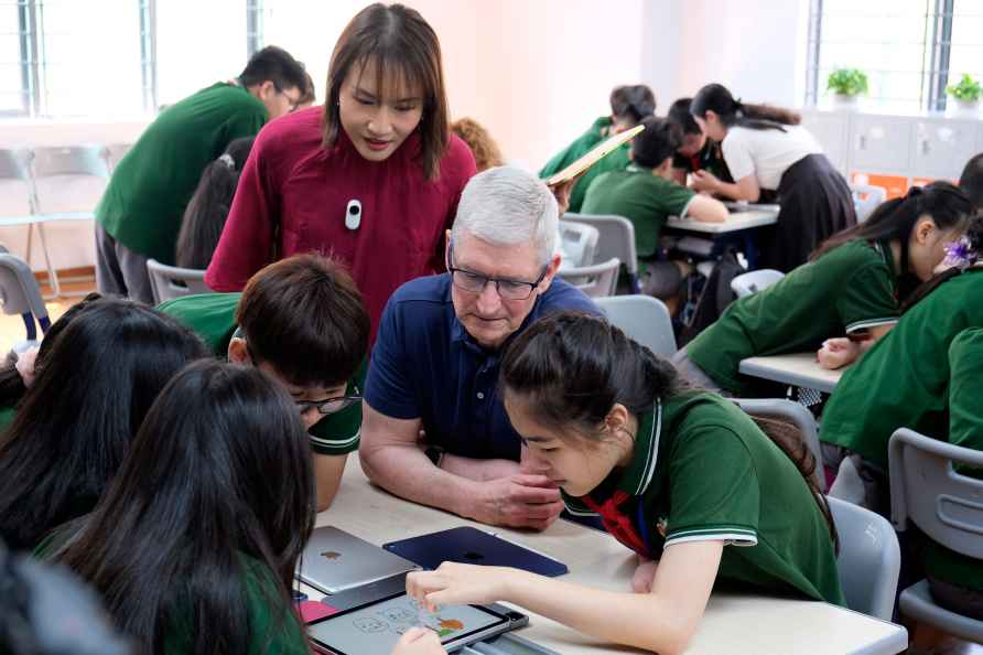 Tim Cook with students in Hanoi