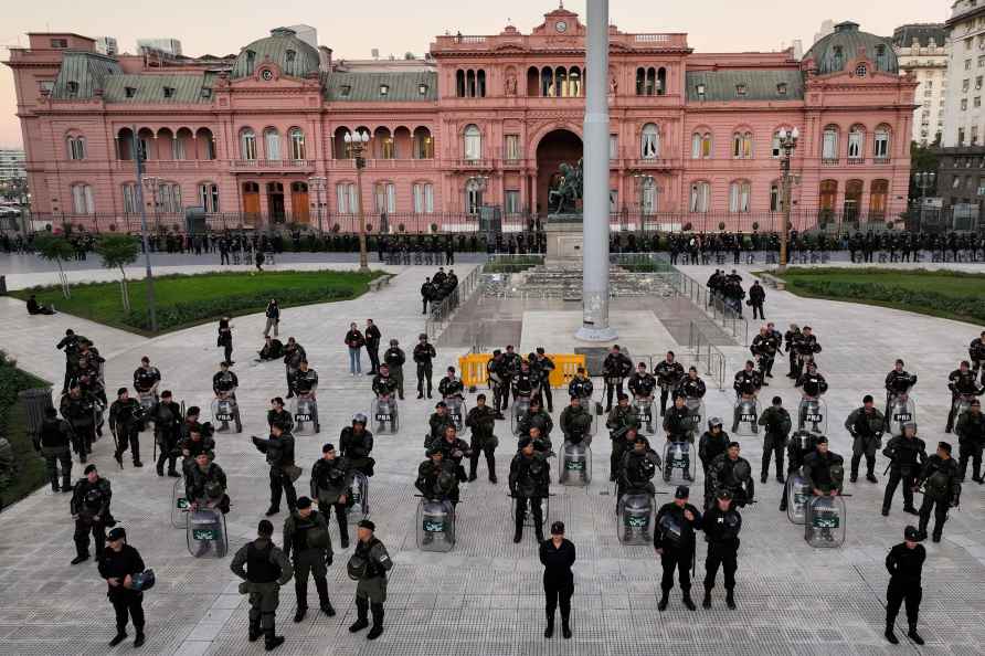 Security at Casa Rosada presidential palace during protest