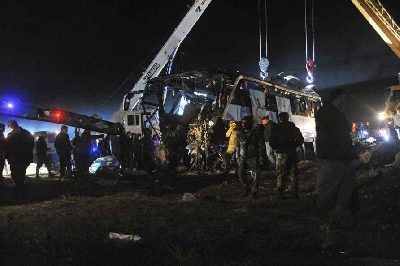 8 killed after passenger van falls into Pak ravine
